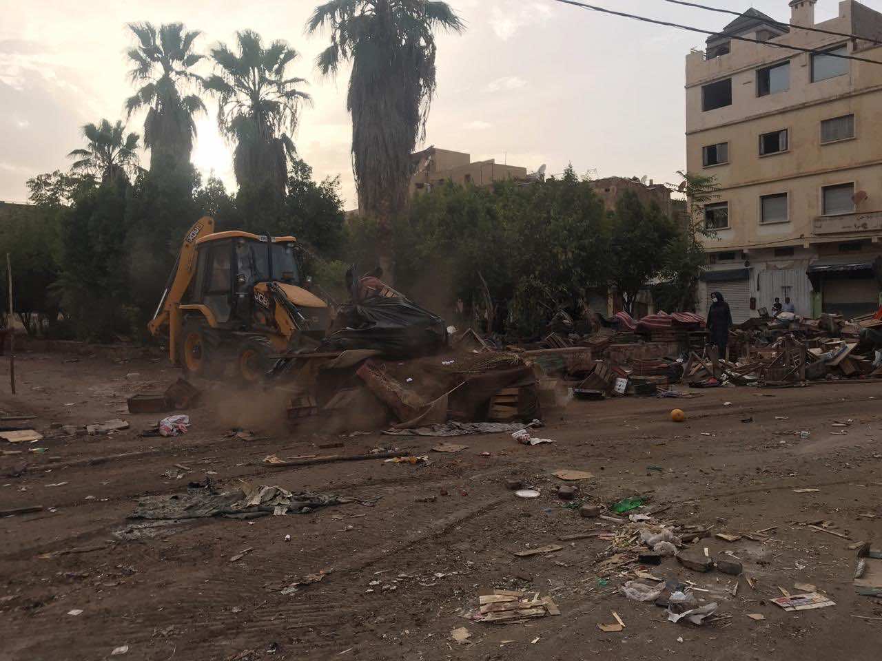 بالجرافات.. سلطات بني ملال تخلي أقدم سوق لبائعي الخضر في المدينة- صور