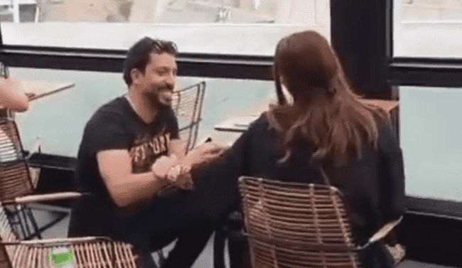ممثل مغربي ينحني أمام حبيبته لطلب يدها - فيديو