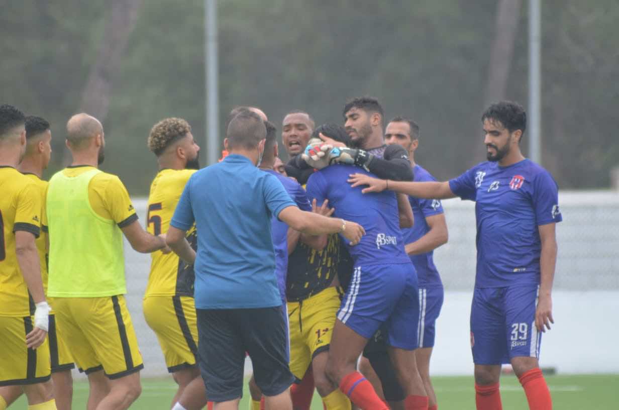 تبادل الضرب بين اللاعبين في مباراة ودية تحضيرا لمباريات البطولة الاحترافية