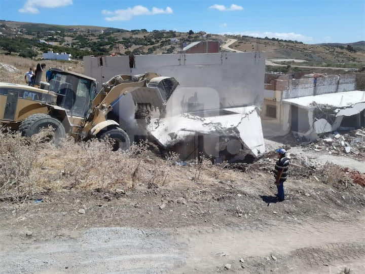 بعد إعفاء قائد من مهامه بسبب البناء العشوائي.. السلطات تهدم بنايات شيدت أثناء الحجر في طنجة