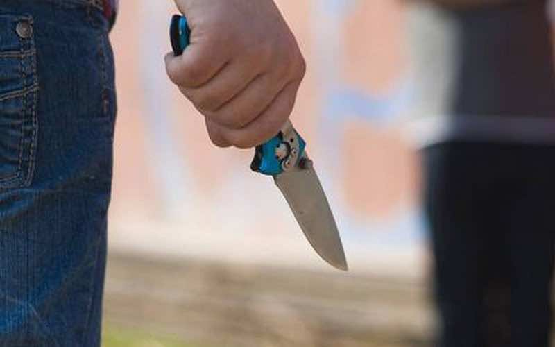مختل يغرس سكينا في ظهر امرأة  ويطعن رجلا ويهاجم الناس في الشارع العام بنواحي آسفي