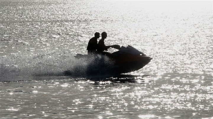البحرية الملكية تحبط محاولات هجرة 168 شخصا باستخدام "الكاياك" و"الجيت سكي"