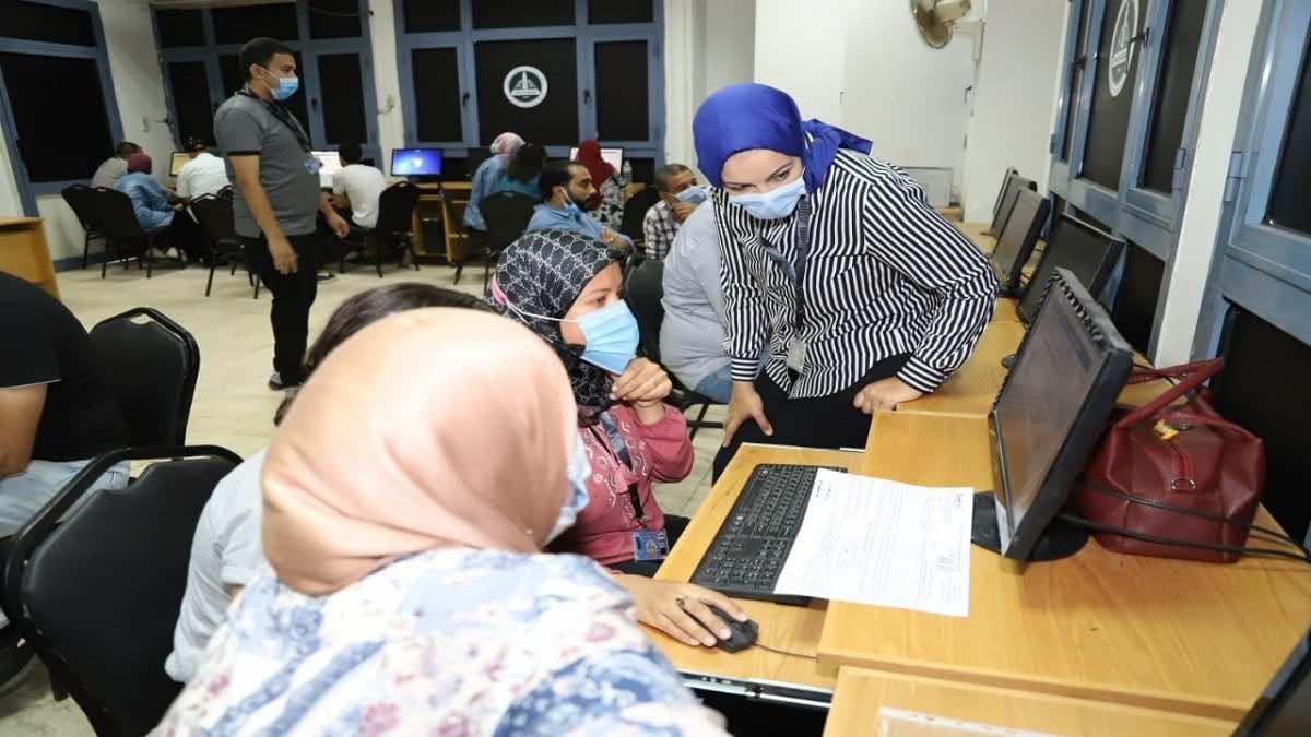 "الأسعار" بلغت آلاف الجنيهات.. ابتزاز وتسريب وبيع للإمتحانات يتسبب في عزل 3 أساتذة جامعيين بمصر