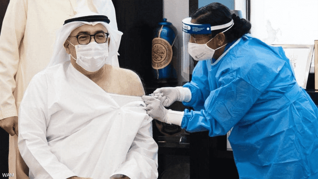 وزير الصحة الإماراتي يتلقى الجرعة الأولى من لقاح فيروس "كورونا"