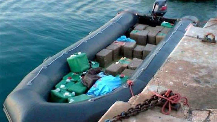 ضبط نصف طن من مخدر الشيرا بعرض ساحل القصر الصغير وتوقيف مهربين
