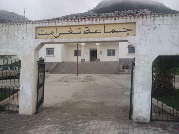 طنجة..آباء وأمهات التلاميذ بمؤسسة عمومية يشكون استخلاص رسومات التسجيل بطريقة غير قانونية والإدارة توضح