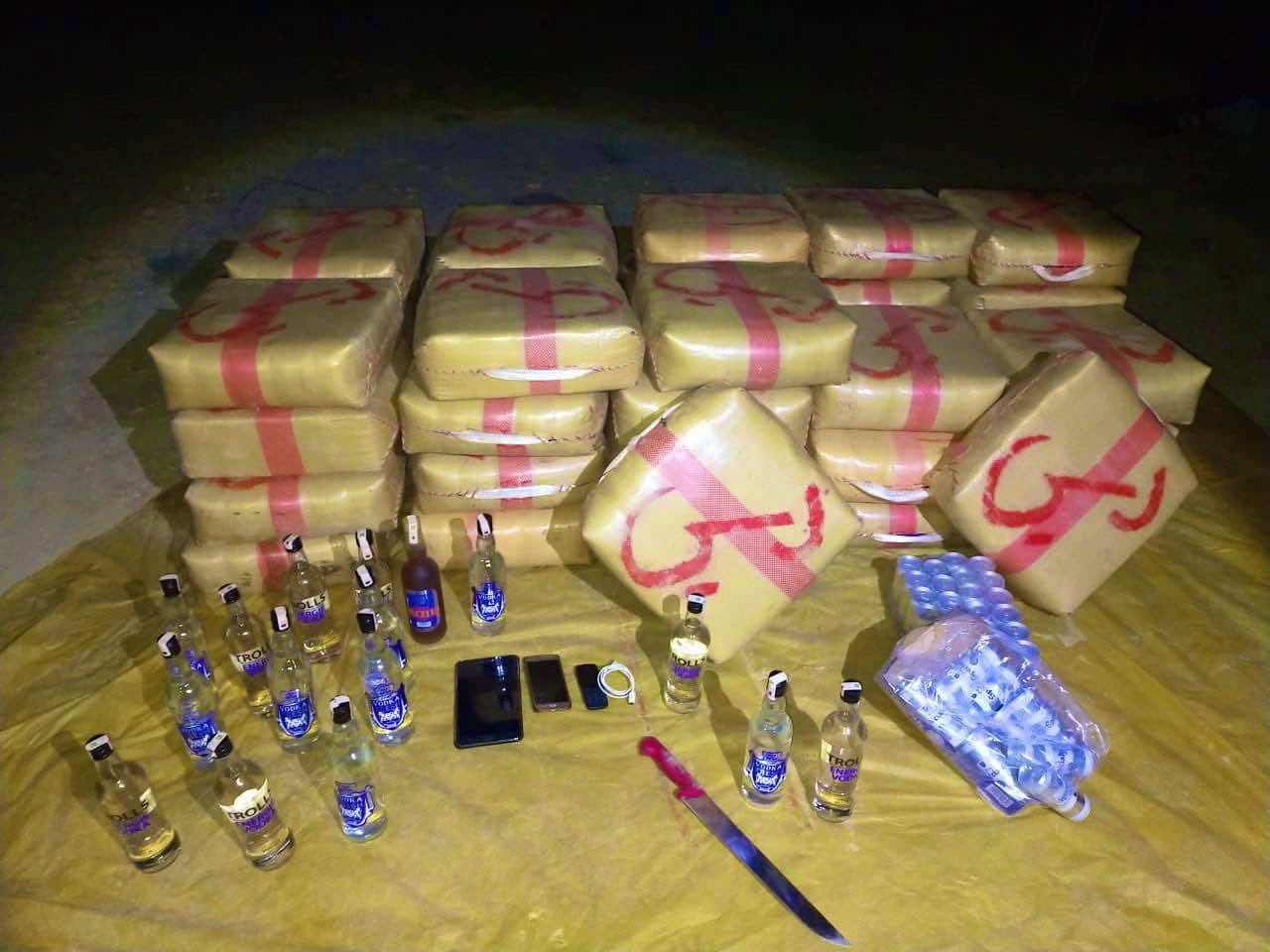 الأمن يحجز طنا من الشيرا وثلاث سيارات نواحي الرشيدية - صور
