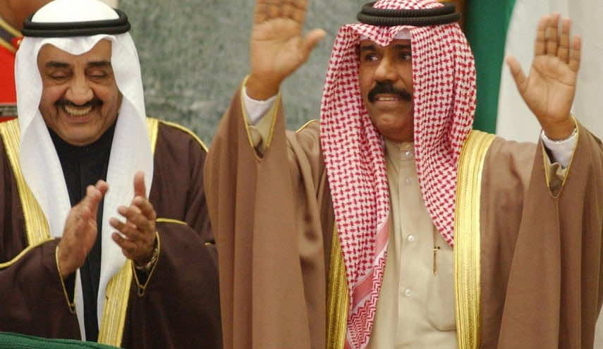 بالدموع.. أمير الكويت الجديد يبكي سلفه ويؤدي اليمين الدستورية - فيديو