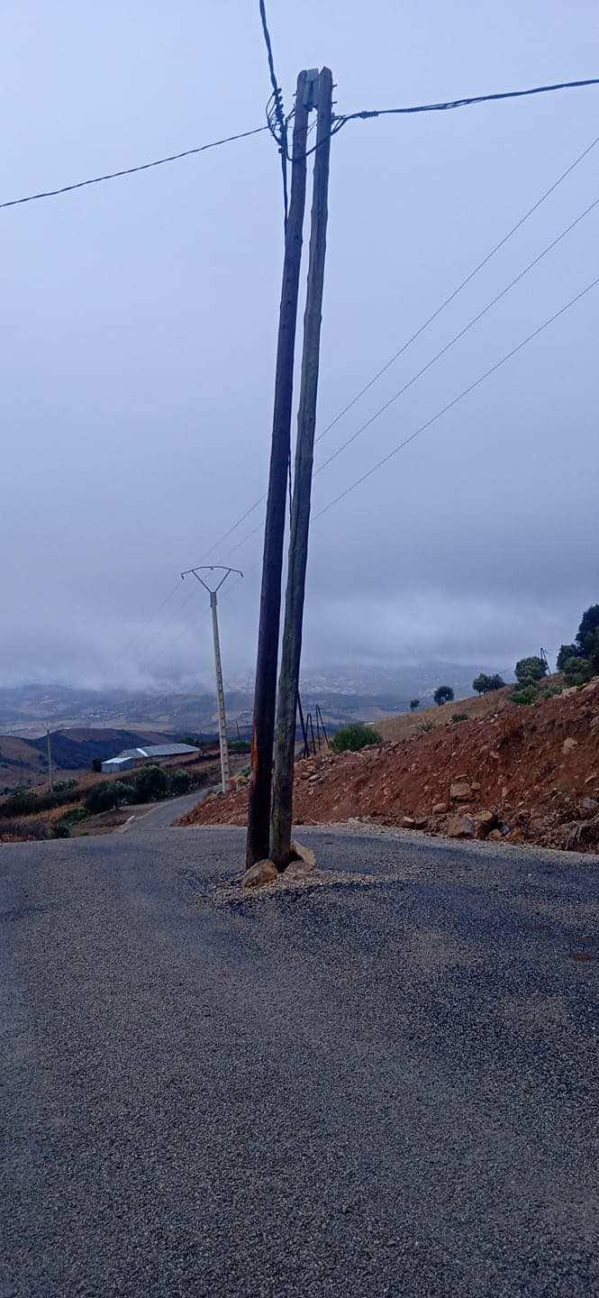أعمدة كهربائية وسط الطريق.. وساكنة دار الشاوي بطنجة تستنكر: حياتنا معرضة للخطر