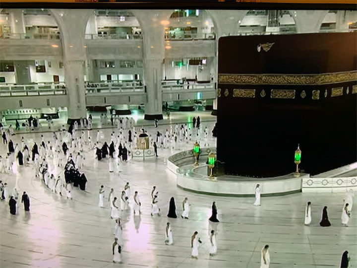 أول مجموعة تؤدي العمرة بعد تعليقها منذ مارس والسعودية تفتح حدودها للمعتمرين من الخارج بداية نونبر المقبل- صور