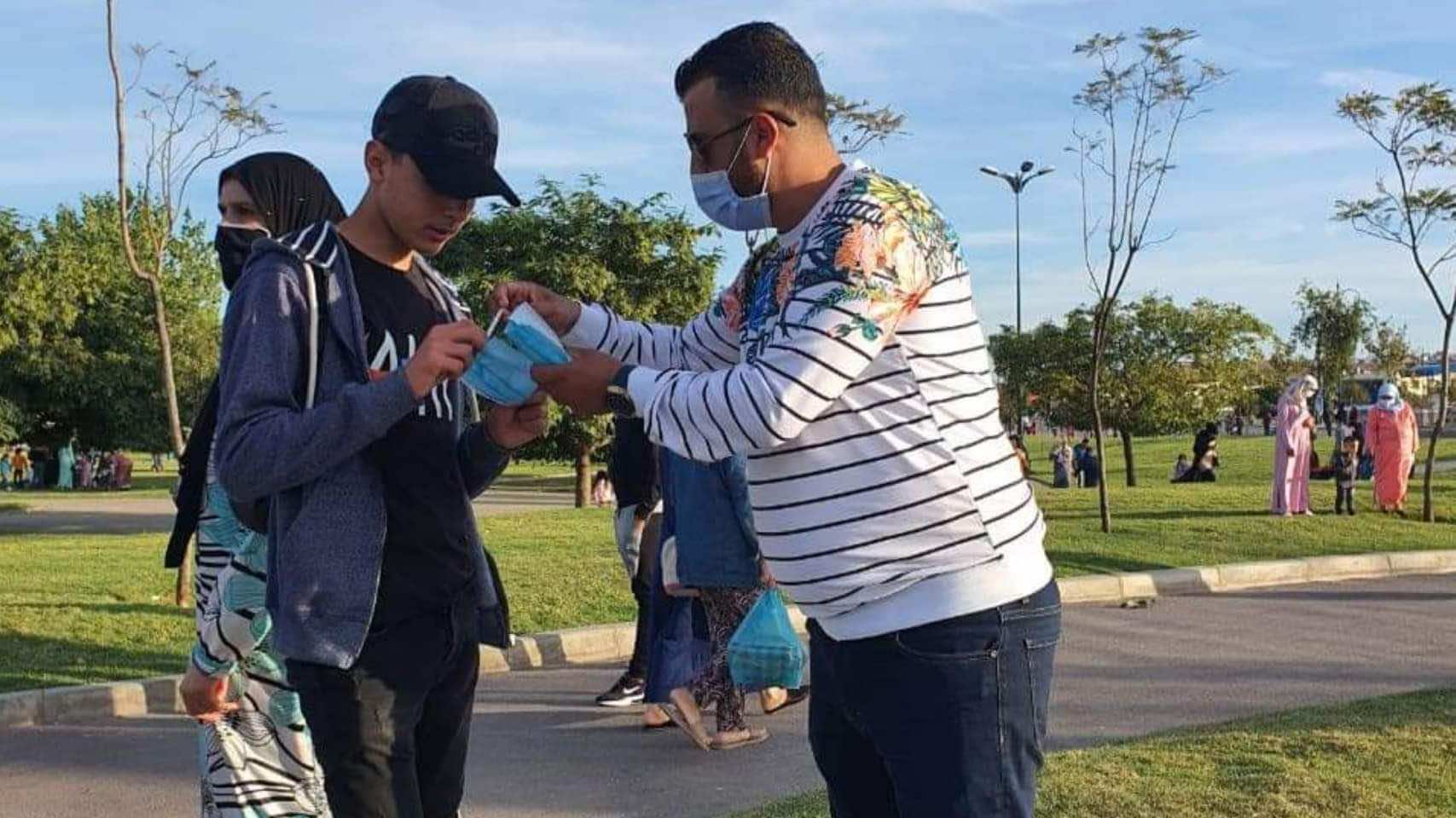 سلطات طنجة تستمر في حملاتها.. توزيع المئات من الكمامات على المواطنين- صور