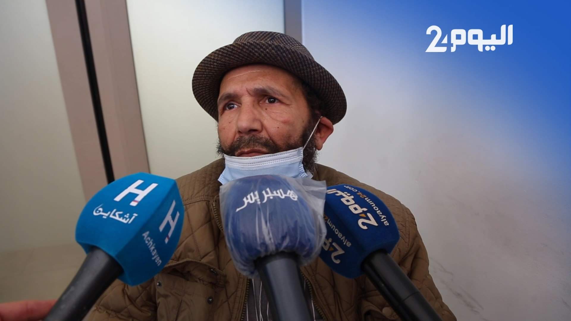 بعد إقصاء فرقته من الدعم.. فنان مسرحي يعتصم أمام مقر وزارة الثقافة ويضرب عن الطعام- فيديو