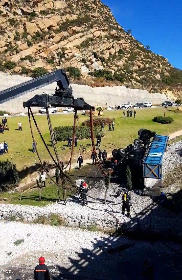مصرع سائق بعد انقلاب شاحنته في منحدر خطير بالقرب من ميناء طنجة المتوسط