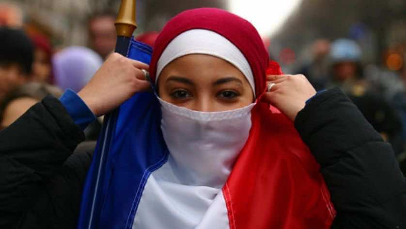 تصريحات ماكرون تحرك اليمين المتطرف.. مطالب بخلع الحجاب في بطاقات المواصلات