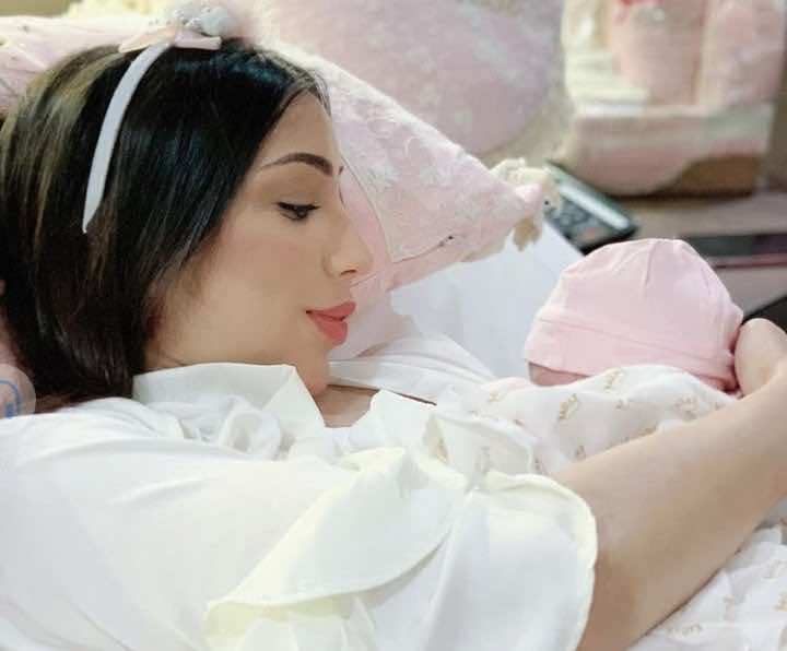 بطمة تطلق اسم "ليلى روز" على مولودتها وتنشئ حساب "أنستغرام" خاص بها