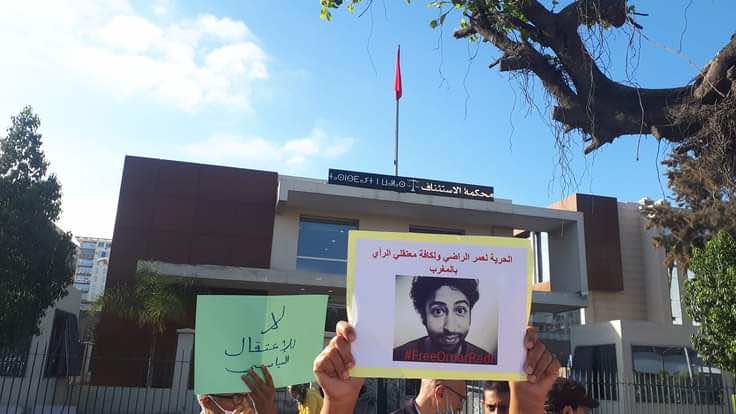 بالتزامن مع جلسة المواجهة.. متضامنون مع الراضي يحتجون