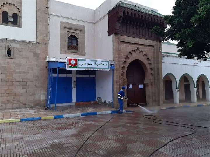 عودة الخطبة.. حملات تنظيف واسعة في محيط المساجد استعدادا لاستقبال مصلي الجمعة - صور