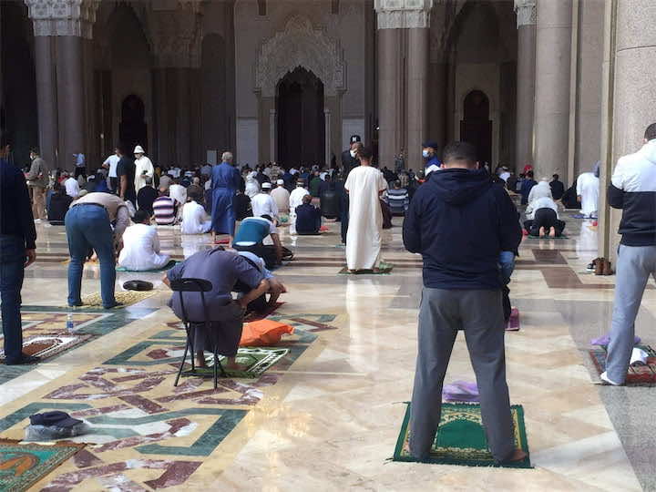 أول صلاة جمعة  بمسجد الحسن الثاني بعد إغلاق دام لأسابيع.. المصلون: إحساس لا يوصف..اشتقنا إلى بيوت الله - فيديو
