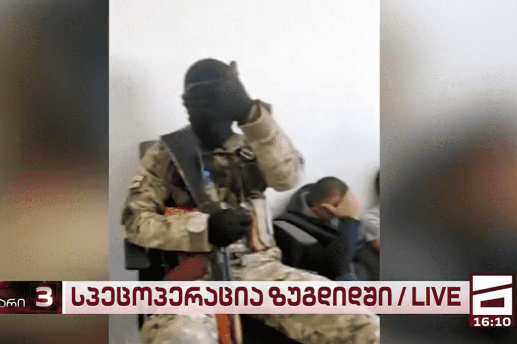 على طريقة الأفلام.. مسلحون يحتجزون رهائن داخل بنك جورجيا ويطالبون بمبلغ 500 ألف دولار - فيديو