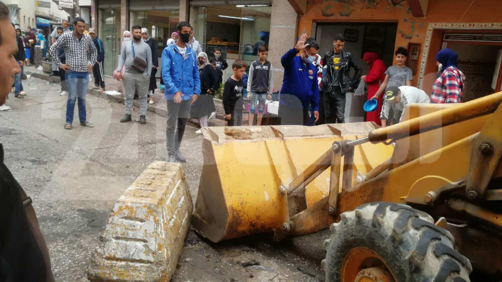 بعد إنخفاض عدد الإصابات.. سلطات طنجة تزيل المتاريس الاسمنتية في الأحياء الموبوءة - صورة