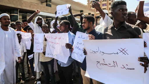 أول ردة فعل شعبية.. سودانيون يتظاهرون ضد التطبيع: لا صلح مع الكيان الصهيوني
