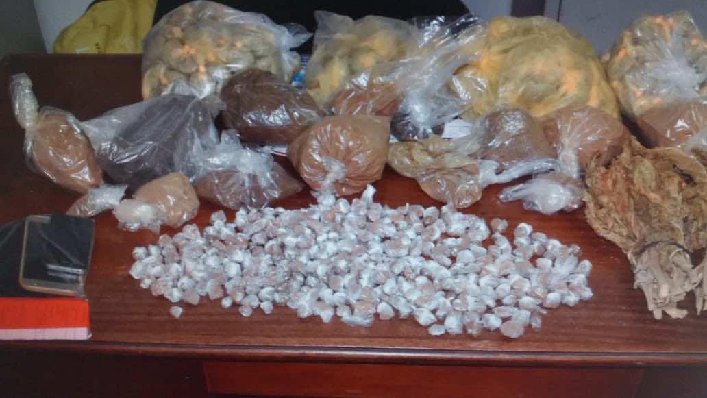 في عمليتين متفرقة..مصالح أمن طنجة توقف أربعة أشخاص يبيعون المخدات من نوافذ منازلهم