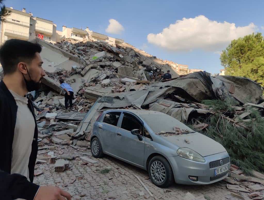 مشاهد دمار خلفها زلزال قوي ضرب غرب تركيا...خسائر كبيرة وتدمير تام للمباني -صور