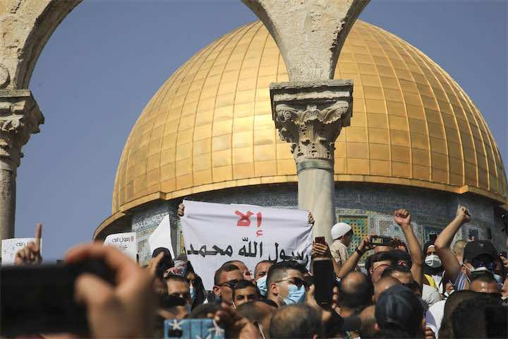 آلاف الفلسطينيين يتظاهرون بالمسجد الأقصى نصرة للنبي وتنديدا بموقف ماكرون -صور