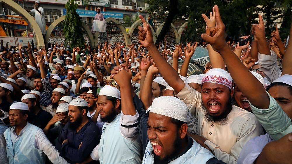 مئات الأشخاص يقتلون رجلا بالضرب بعد اتهامه بتدنيس القرآن في بنغلادش