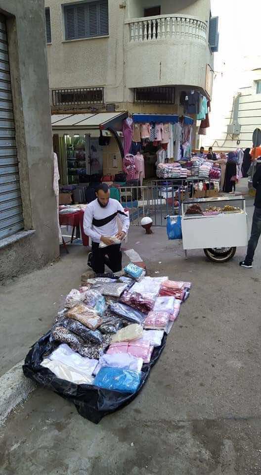 بعدما أثارت صوره الأخيرة موجة تعاطف...اعمراشا: تراكمت علي الديون ولم أجد ما أعيل به أسرتي..التجارة على الرصيف ليست عيبًا