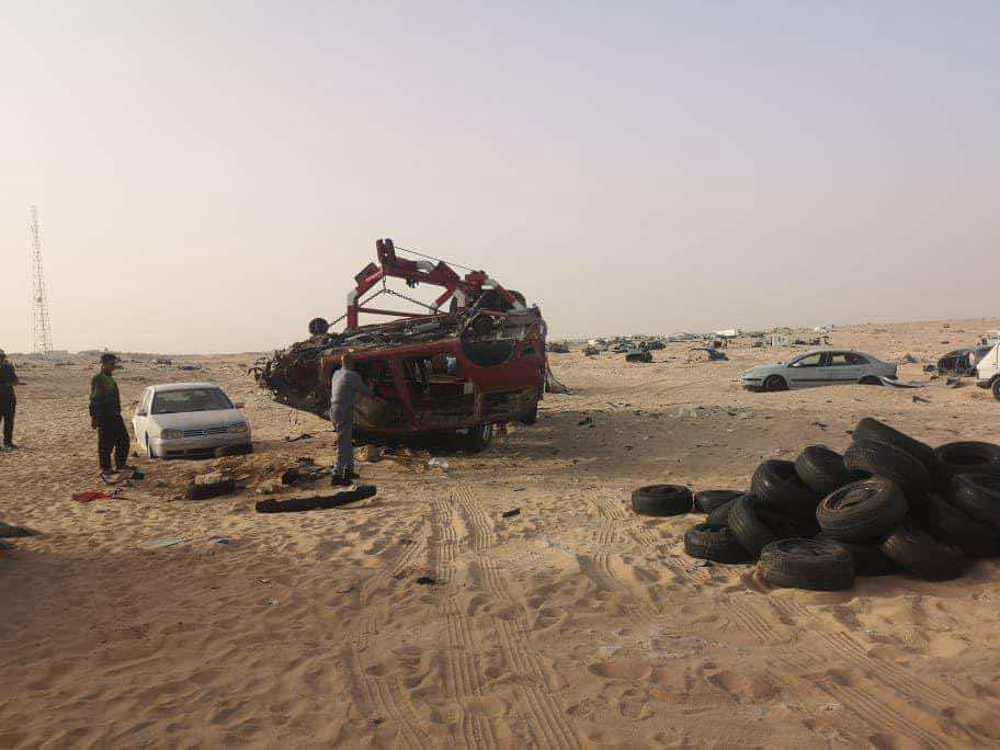 بعد أيام من العملية العسكرية.. الآليات المغربية تمشط الكركارات وتعيد تأهيل الطريق الرابط مع موريتانيا- صور
