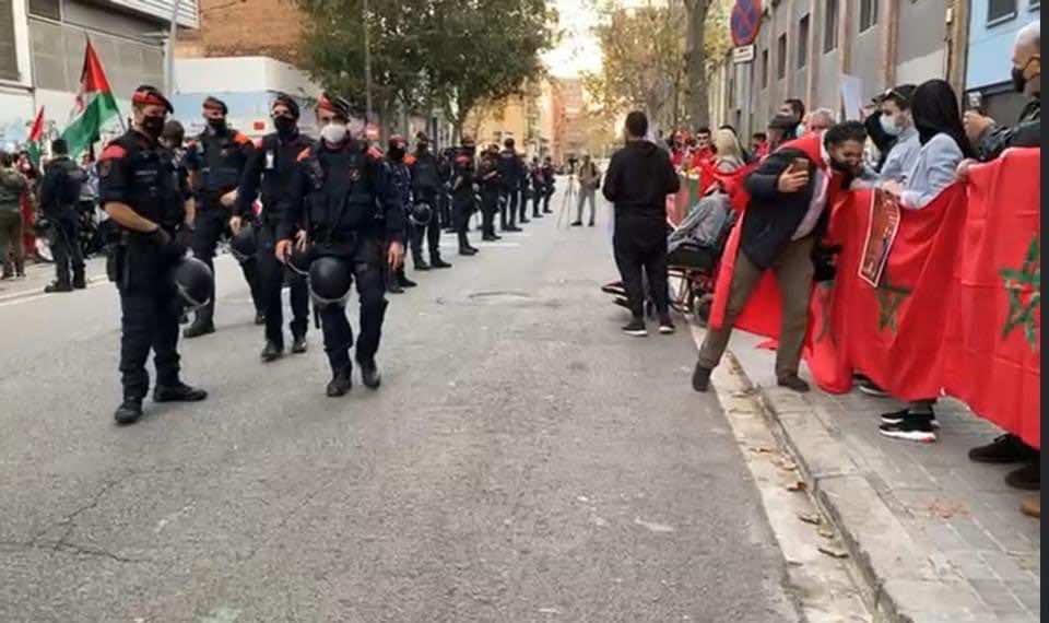 وسط حضور أمني كثيف.. محاولة اعتداء على القنصلية المغربية في برشلونة على يد انفصاليين والجالية تندد