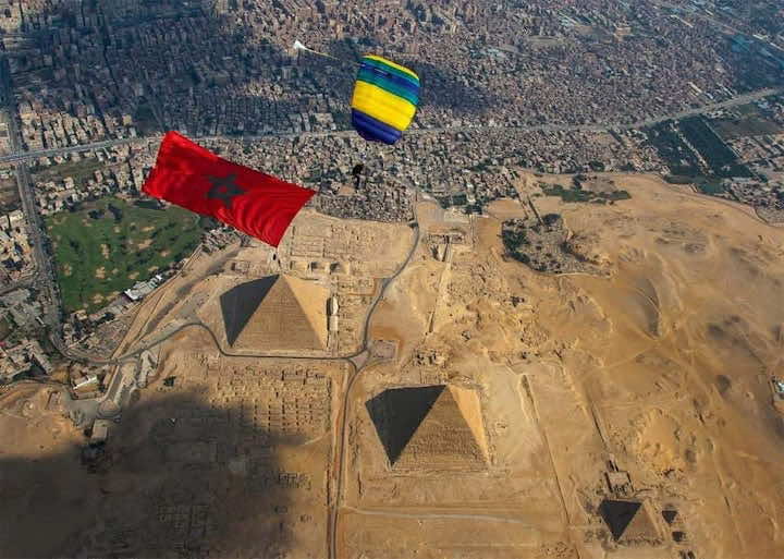 في عيد الاستقلال.. النجوم المغاربة يتداولون صورة رفع العلم المغربي فوق الأهرامات