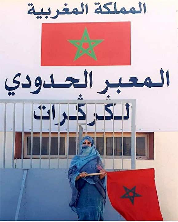 الفنانة الصحراوية سعيدة شرف تزور معبر الكركارات: الصحراء مغربية إلى أن يفني الله الأرض وما عليها 