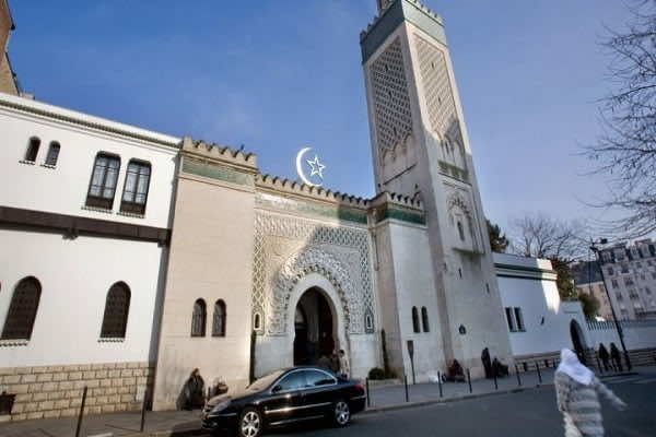 فرنسا تعتزم مراقبة أكثر من 70 مسجدًا في البلاد و18 منها مهدد بالإغلاق