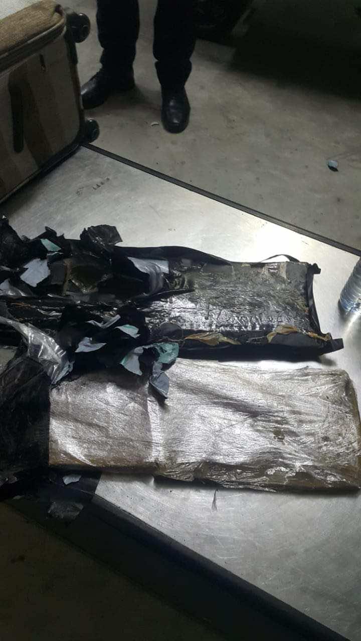 أمن مطار طنجة يوقف سيدة إسبانية حاولت تهريب 5 كيلوغرامات من مخدر الشيرا إلى بلجيكا
