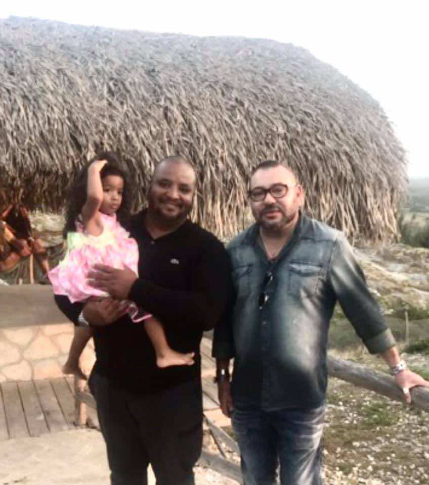فنان كوبي يحصل على هدية من الملك محمد السادس - صورة