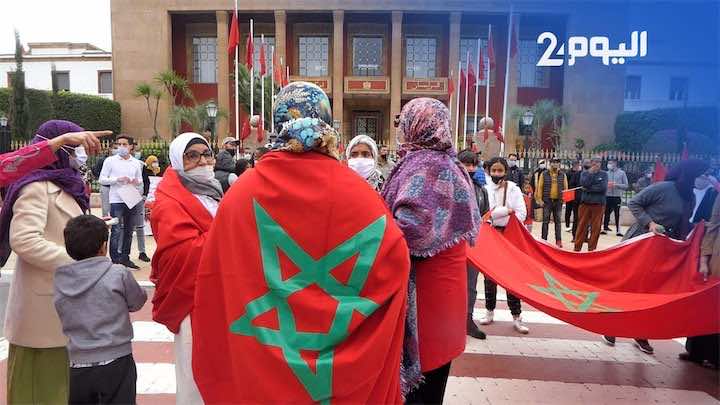 احتفالا بالاعتراف الأمريكي بمغربية الصحراء.. مواطنون يرفعون الأعلام الوطنية أمام البرلمان - فيديو