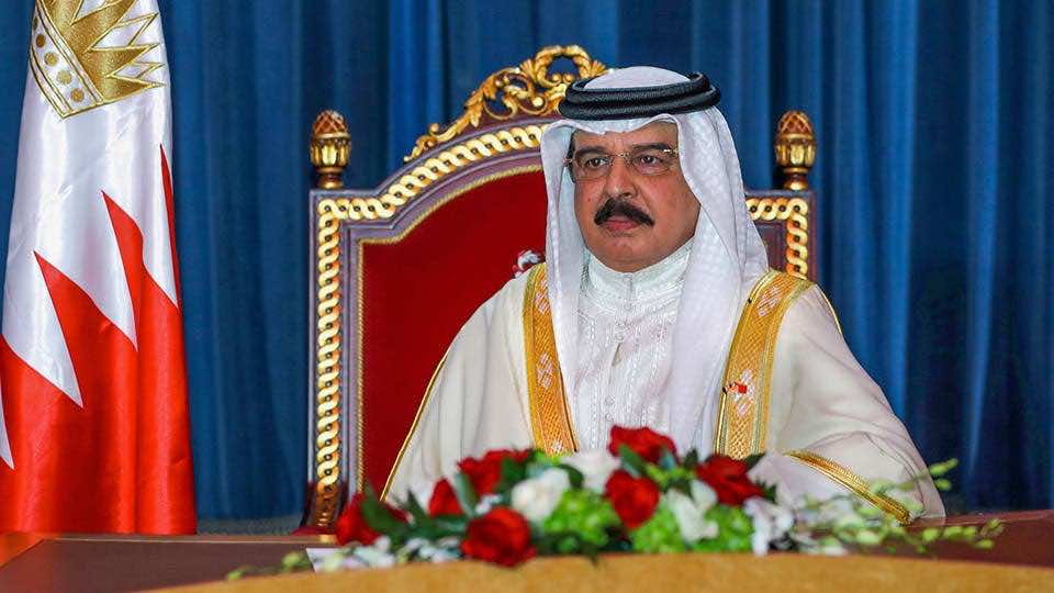 الأول بين زعماء المنطقة.. ملك البحرين يتلقى تلقيح كورونا