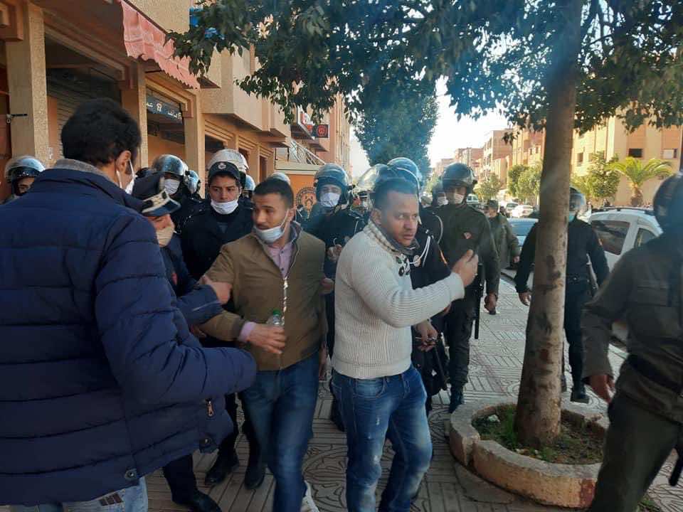 تفريق محتجين ومصادرة لافتات وهواتف ومنع غالي من دخول خنيفرة...السلطات تفرق وقفة لاستقبال الناشط "بودا"