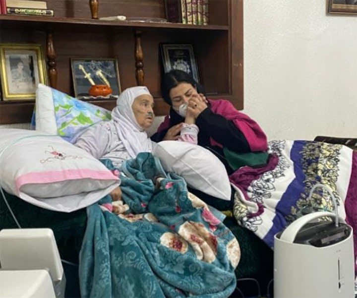 لطيفة رأفت تعلن تعافي والدتها من كورونا.. و تزورها بعد شهر من "الفراق القسري"