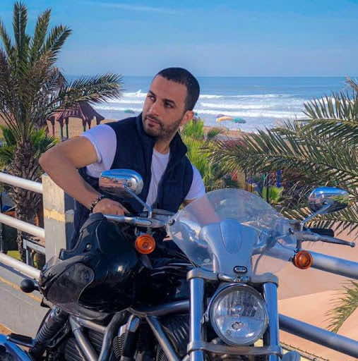 الممثل عبد الإله رشيد يشكو من قراصنة يستغلون حسابه لنشر صور متطرفة