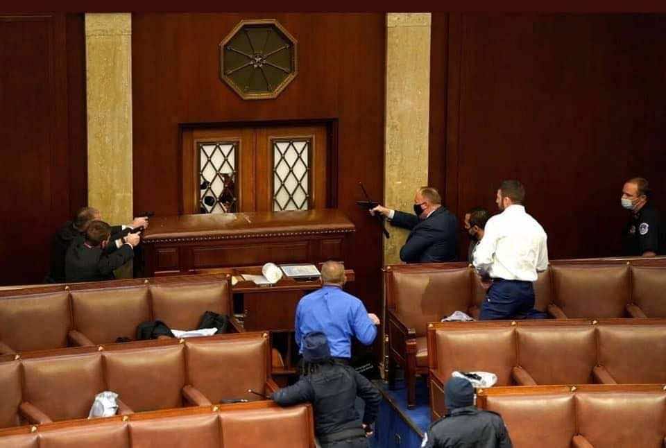 مشهد استثنائي.. الشرطة الأمريكية تشهر أسلحتها لحماية النواب من المتظاهرين- صور