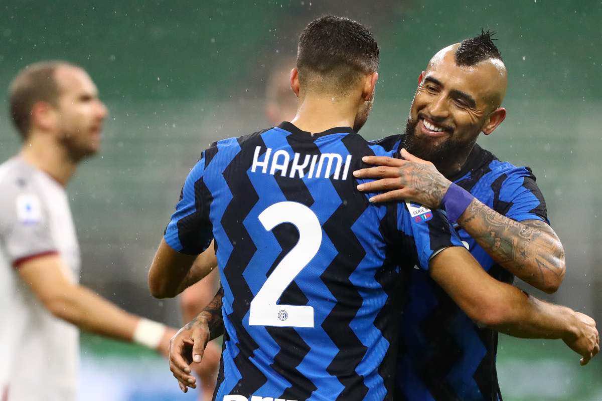 حكيمي يرمي زميله في الانتر بالورود بعد مباراة كأس ايطاليا