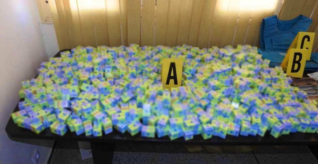 القبض على  صيدلي وموظف في شركة للأدوية و10 آخرين في قضية شبكة تنشط في الاتجار بالأقراص المخدرة - صور