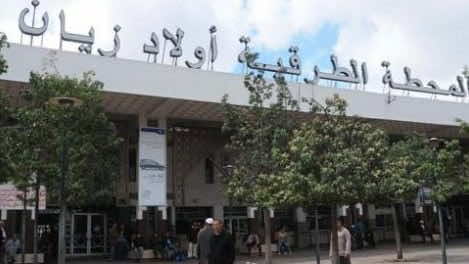 أرباب حافلات وسائقون ومواطنون يحتجون ضد إغلاق المحطة الطرقية "أولاد زيان"