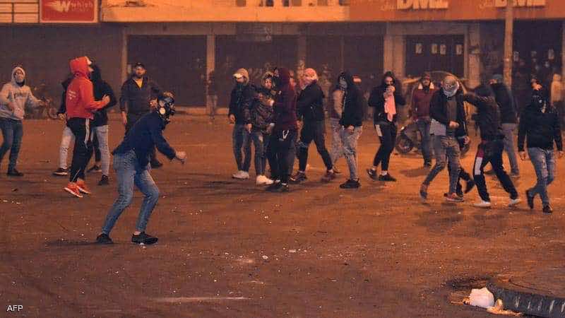 لبنان على صفيح ساخن بسبب رفض إجراءات الاغلاق.. احتجاجات في طرابلس والأمن يتدخل للتفريق