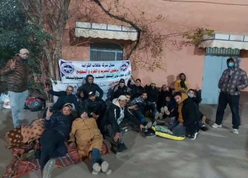 حقوقيو خنيفرة يدقون ناقوس الخطر حول وضعية عمال حافلات "الكرامة" المعتصمين