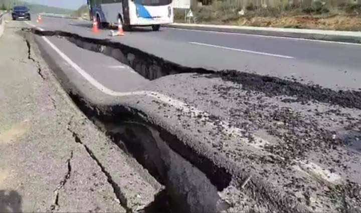 انجراف مقطع طرقي حديث يطرح العديد من التساؤلات ووزارة التجهيز تخرج ببلاغ