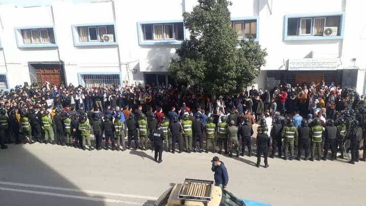 الأساتذة يعيدون الاحتجاجات  للحسيمة.. الأمن يحاصر المتعاقدين ويمنع مسيرتهم إلى تطوان - صور